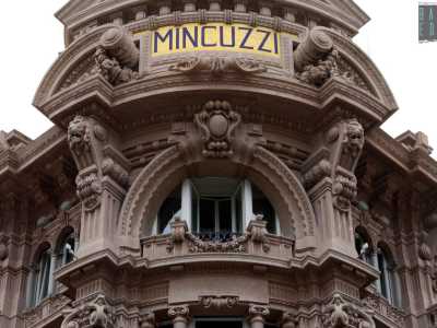L�ultimo piano si differenzia dagli altri mostrando, sullo smusso angolare, un arco a dentelli con scudo in chiave...
